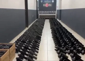 Silah kaçakçılarına operasyon! Ordu deposu gibi…