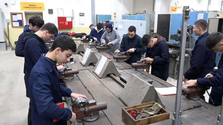 140 erkek öğrenci arasında tek kız: Bu bölüme geldiğime pişman değilim