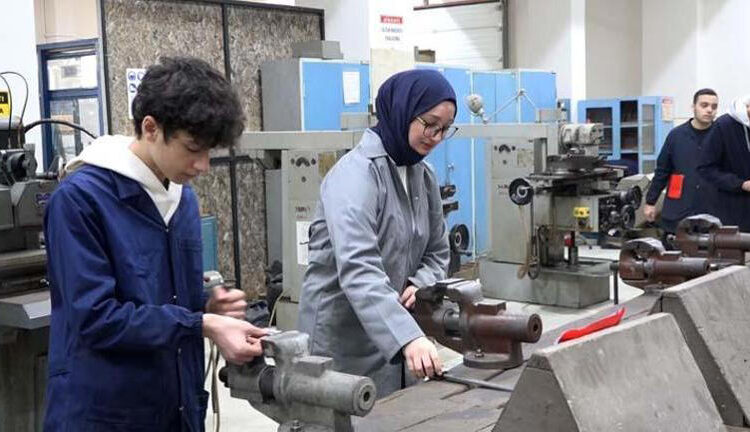 140 erkek öğrenci arasında tek kız: Bu bölüme geldiğime pişman değilim