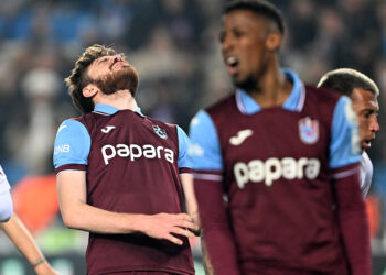 Trabzonspor sahasında yenildi 'istifa' sesleri yükseldi: Şenol Güneş "Sorumlusu benim" dedi 4 Trabzonspor sahasında yenildi ‘istifa’ sesleri yükseldi: Şenol Güneş “Sorumlusu benim” dedi