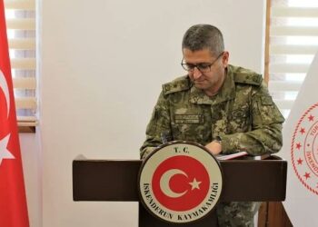 Teğmenlerin ihracına karşı oy kullanan Tuğgeneral emekliliğini istedi