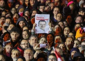 Protestolarda tutuklanan 102 genç hakkında tahliye kararı: Berkay Gezgin de aralarında 1 Ali Yerlikaya açıkladı: 323 kişi gözaltına alındı