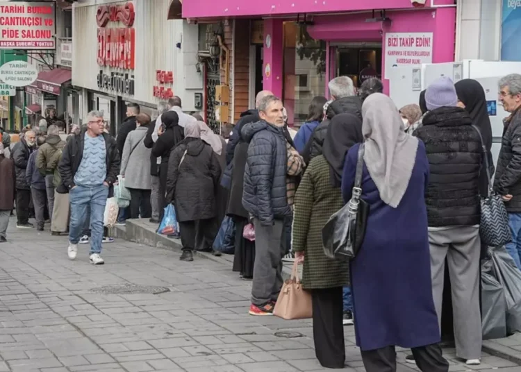 Ucuz et için 1 saat sıra beklemeyi göze aldılar