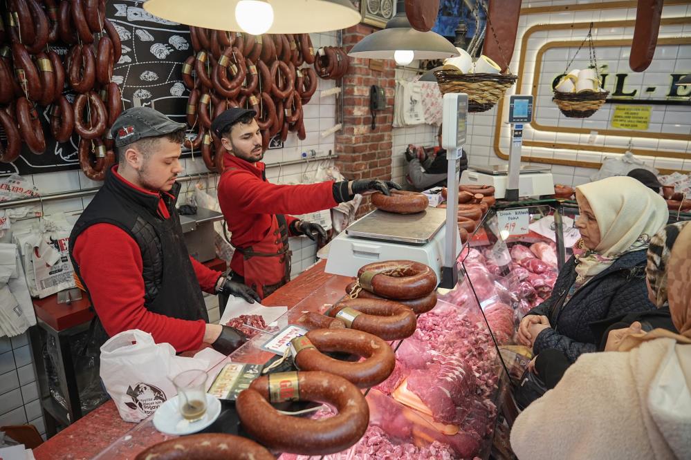 Ucuz et için 1 saat sıra beklemeyi göze aldılar