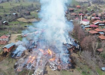 Kastamonu Taşköprü’de 3 ev, 6 ahır ve 9 samanlık küle döndü