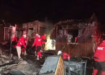 Mudanya’da elektrik direğinden çıkan yangın 18 evi kül etti