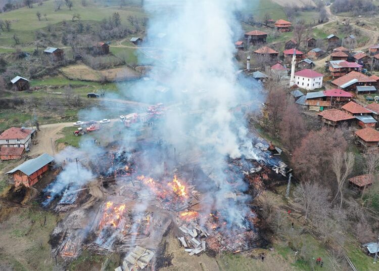 Kastamonu Taşköprü’de 3 ev, 6 ahır ve 9 samanlık küle döndü