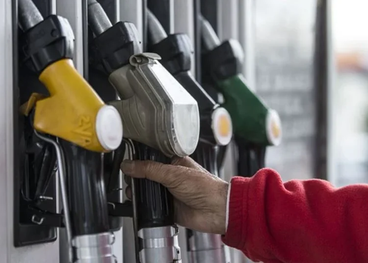 Benzine 1 lira 81 kuruşluk dev zam! Geceden önce depoları doldurun 1 Benzine 1 lira 81 kuruşluk dev zam! Geceden önce depoları doldurun
