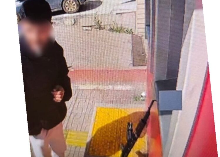 ATM’de ‘kalaşnikof’ paniği: Para çekmeye silahla gitti