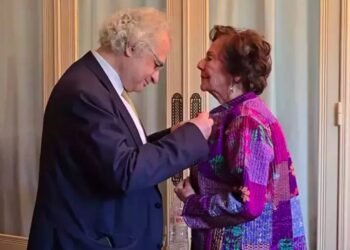 V. Murad’ın torunu Kenize Murad’a Fransa’dan Le-gion d’honneur nişanı verildi, Amin Maalouf takdim etti