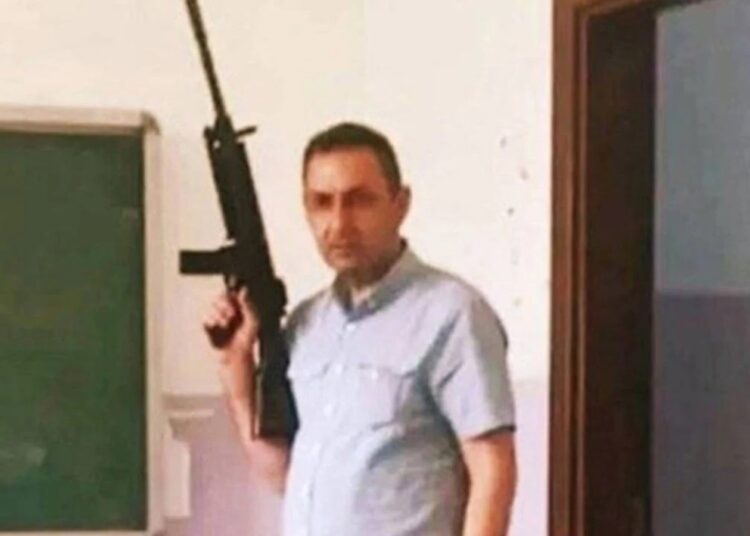 Tüfekle okulda poz veren müdür yardımcısı Çinkaya'ya soruşturma başlatıldı 1 Tüfekle okulda poz veren müdür yardımcısı Çinkaya’ya soruşturma başlatıldı