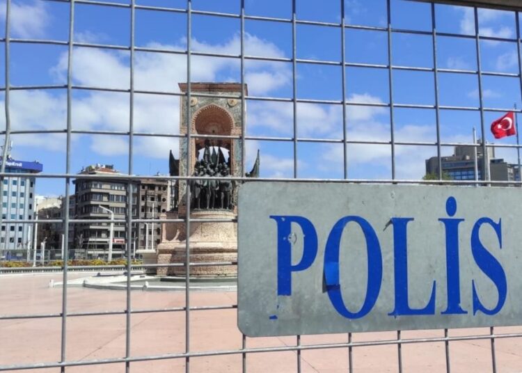 Taksim’e 1 Mayıs ablukası: Polis bariyerleri konuldu
