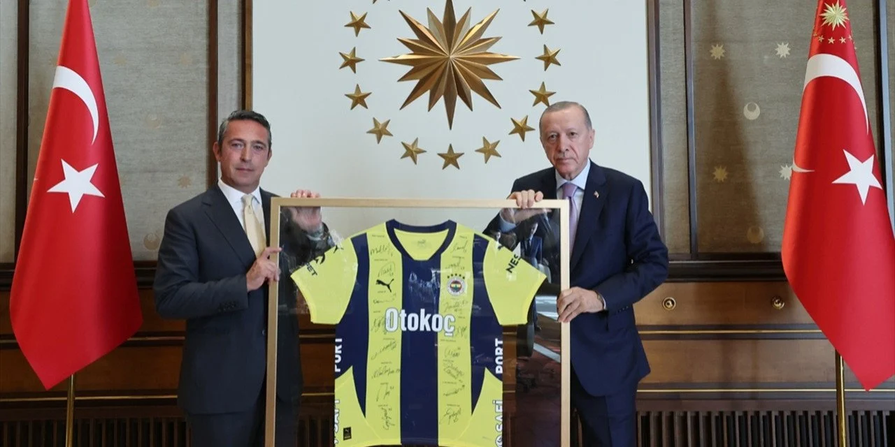 Külliye'de dikkat çeken görüşme: Erdoğan ve Ali Koç bir araya geldi
