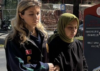 37 günlük bebeğini pencereden atarak öldürdüğü iddiasıyla tutuklandı
