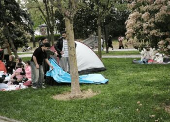 Vatandaşlar depremlerin ardından Gezi Parkı’na çadır kurdu, polis kaldırdı