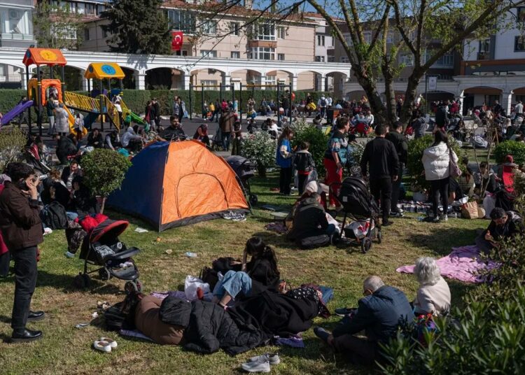 İstanbullular deprem nöbetinde: Parklar, bahçeler, yol kenarları doldu 1 İstanbullular deprem nöbetinde: Parklar, bahçeler, yol kenarları doldu