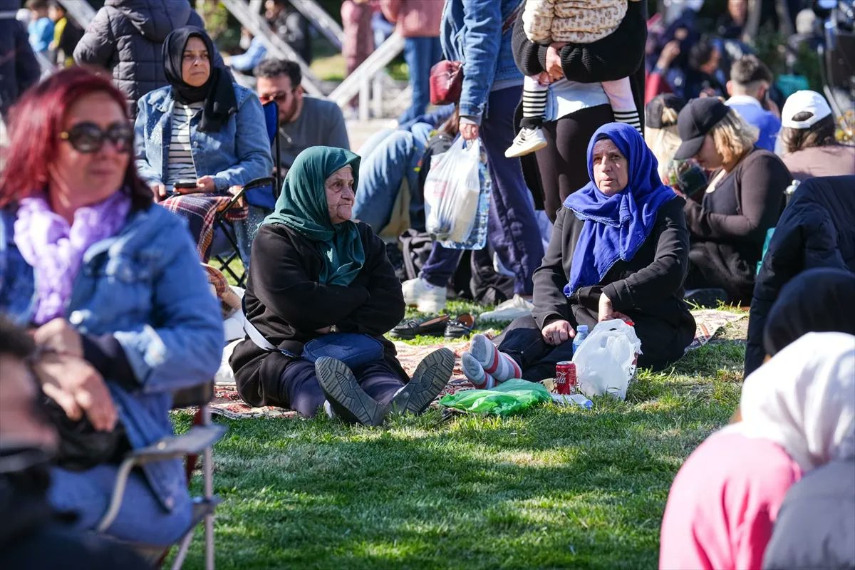 İstanbullular deprem nöbetinde: Parklar, bahçeler, yol kenarları doldu 2 İstanbullular deprem nöbetinde: Parklar, bahçeler, yol kenarları doldu