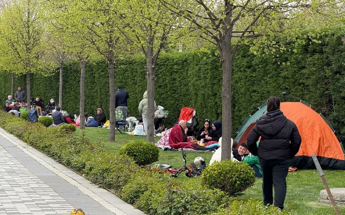 İstanbullular deprem nöbetinde: Parklar, bahçeler, yol kenarları doldu 3 İstanbullular deprem nöbetinde: Parklar, bahçeler, yol kenarları doldu