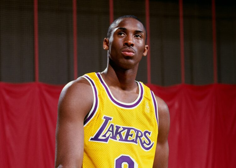 Kobe Bryant’ın ilk NBA forması rekor fiyata satıldı 1 Kobe Bryant’ın ilk NBA forması rekor fiyata satıldı