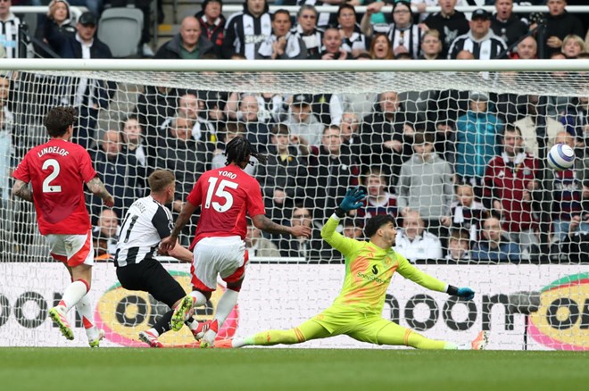 Altay Bayındır ilk lig maçında 4 gol yedi: ManU farka boğuldu 1 Altay Bayındır ilk lig maçında 4 gol yedi: ManU farka boğuldu