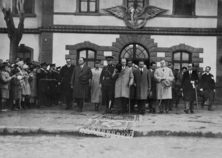 Atatürk'ün hiç yayınlanmamış fotoğrafları İstanbul'da 1 Atatürk’ün hiç yayınlanmamış fotoğrafları İstanbul’da