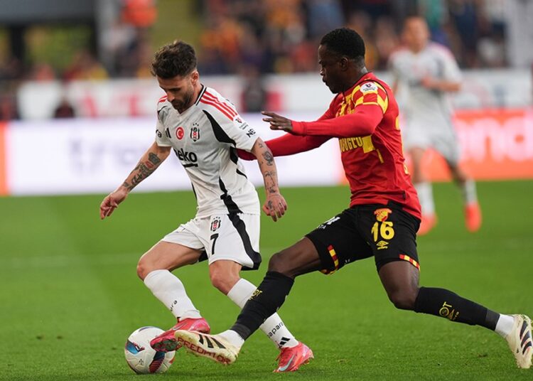 Beşiktaş'a bir darbe de Göztepe'den: Galibiyet hasreti 3 maça çıktı 1 Beşiktaş’a bir darbe de Göztepe’den: Galibiyet hasreti 3 maça çıktı