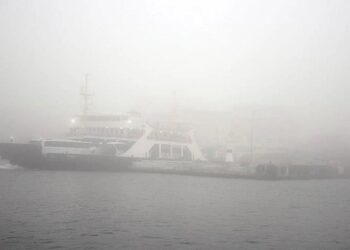 Yoğun sis sonrası Çanakkale Boğazı çift yönlü olarak ulaşıma kapatıldı