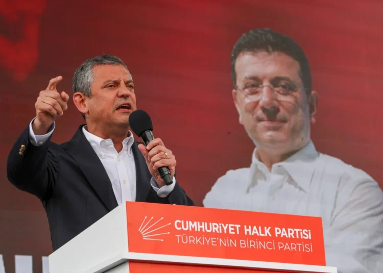 Mersin'de konuşan Özgür Özel: Cuntanın karargâhı Beştepe, silahı ise ele geçirdiği yargıdır 1 Mersin’de konuşan Özgür Özel: Cuntanın karargâhı Beştepe, silahı ise ele geçirdiği yargıdır