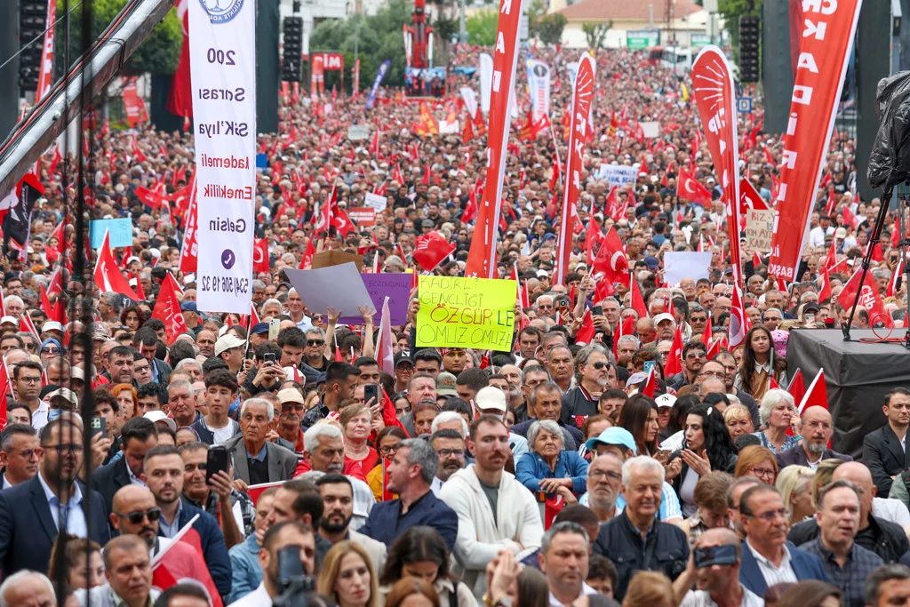 Mersin'de konuşan Özgür Özel: Cuntanın karargâhı Beştepe, silahı ise ele geçirdiği yargıdır 2 Mersin'de konuşan Özgür Özel: Cuntanın karargâhı Beştepe, silahı ise ele geçirdiği yargıdır