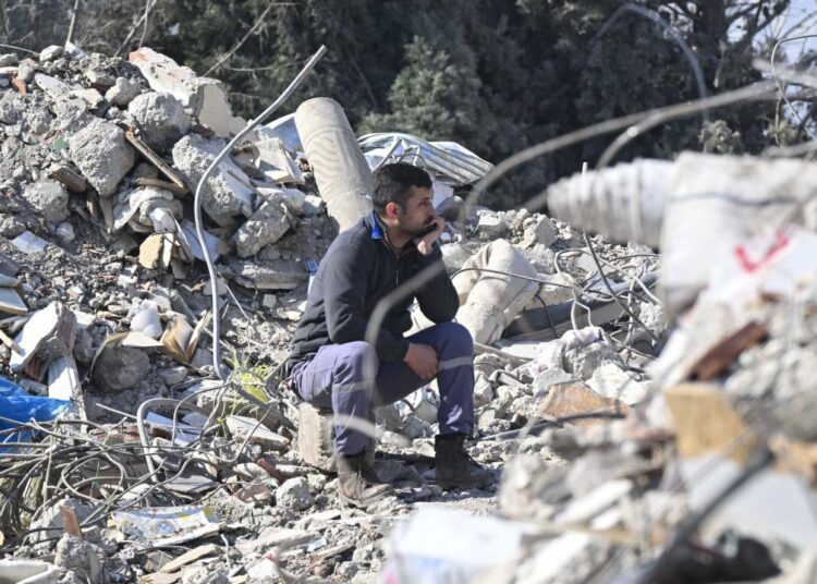 Vahap Aktaş yazdı I Duyarsızlığın kıyısında: Bir toplumun çöküşü 1 Vahap Aktaş yazdı I Duyarsızlığın kıyısında: Bir toplumun çöküşü