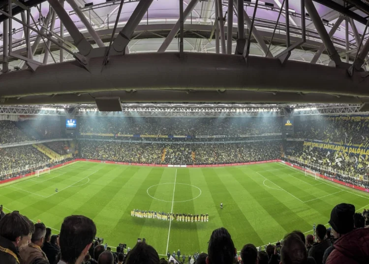 Fenerbahçe taraftarları ‘hak, hukuk, adalet’ diyerek stadyumu inletti