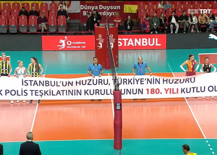 Galatasaraylı voleybolcu İlkin Aydın'ın polis teşkilatının 180. yıl pankartını tutmadığı anlar gündem oldu 1 Galatasaraylı voleybolcu İlkin Aydın’ın polis teşkilatının 180. yıl pankartını tutmadığı anlar gündem oldu