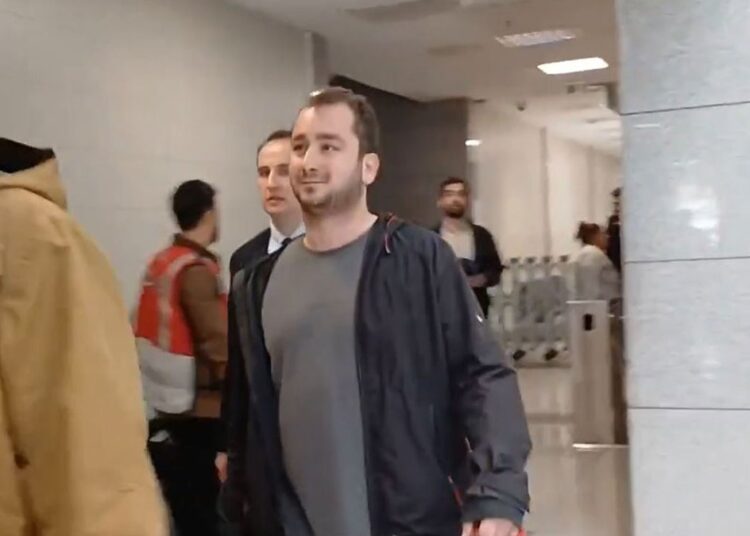 Bu da oldu: Yargılandığı duruşmaya girmeye çalışan genç gözaltına alındı 1 Bu da oldu: Yargılandığı duruşmaya girmeye çalışan genç gözaltına alındı