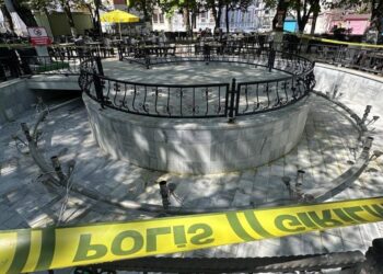 Süs havuzunda akıma kapıldılar: Biri çocuk 4 yaralı 6 Süs havuzunda akıma kapıldılar: Biri çocuk 4 yaralı
