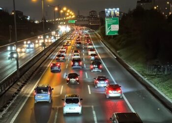 Deprem sonrası şehirden ayrılmak isteyenler yolları tıkadı