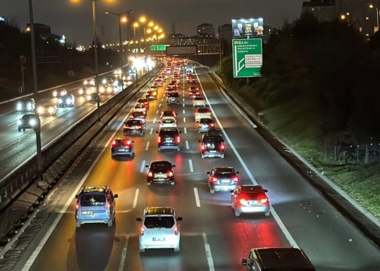 Deprem sonrası şehirden ayrılmak isteyenler yolları tıkadı