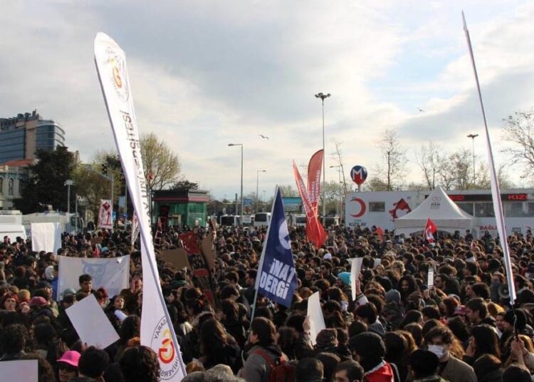Üniversiteliler tutuklu gençler için Kadıköy'de buluştu 1 Üniversiteliler tutuklu gençler için Kadıköy’de buluştu
