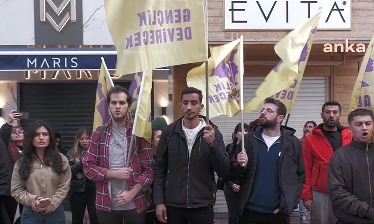 İzmir'de ihbar ettiği öğrencilerin 'tutuklanmasına neden olan' esnaf protesto edildi 1 İzmir’de ihbar ettiği öğrencilerin ‘tutuklanmasına neden olan’ esnaf protesto edildi