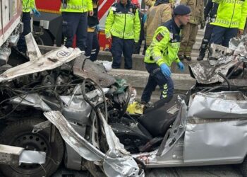 İstanbul’da otomobil TIR’ın altına girdi: 4 ölü