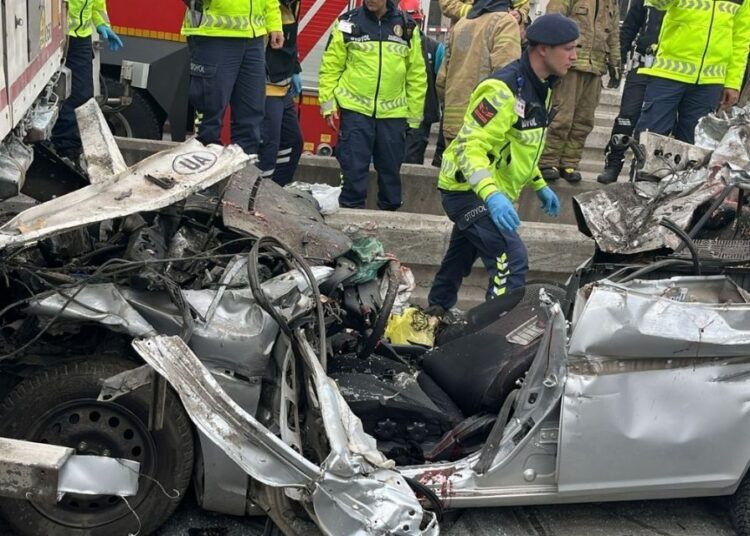 İstanbul'da otomobil TIR’ın altına girdi: 4 ölü 1 İstanbul’da otomobil TIR’ın altına girdi: 4 ölü