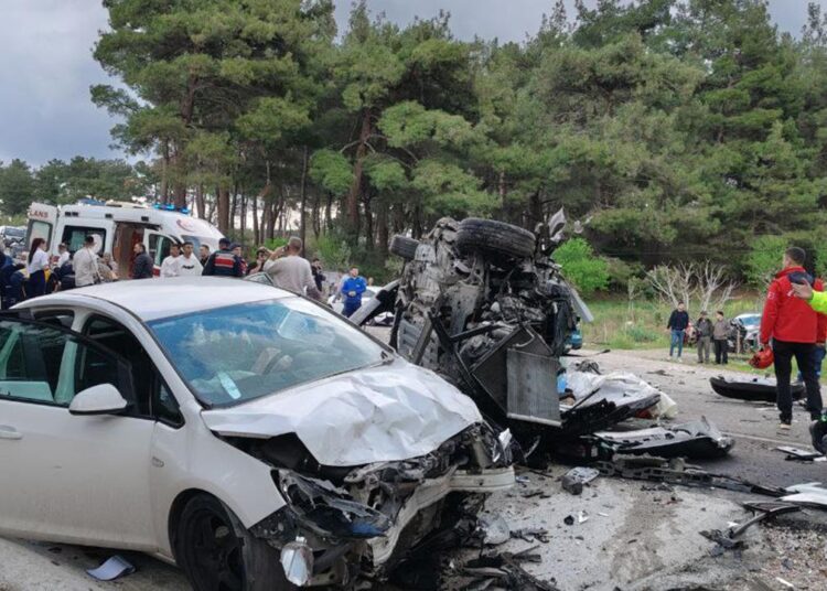 Bayram tatili bilançosu: 3 günde trafik kazalarında 27 kişi öldü 1 Bayram tatili bilançosu: 3 günde trafik kazalarında 27 kişi öldü