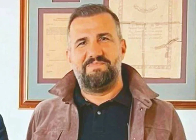 Tutuklanan bürokratın evinden servet çıkmıştı: Eski eşine 139 bin dolarlık 'hediye' göndermiş 1 Tutuklanan bürokratın evinden servet çıkmıştı: Eski eşine 139 bin dolarlık ‘hediye’ göndermiş