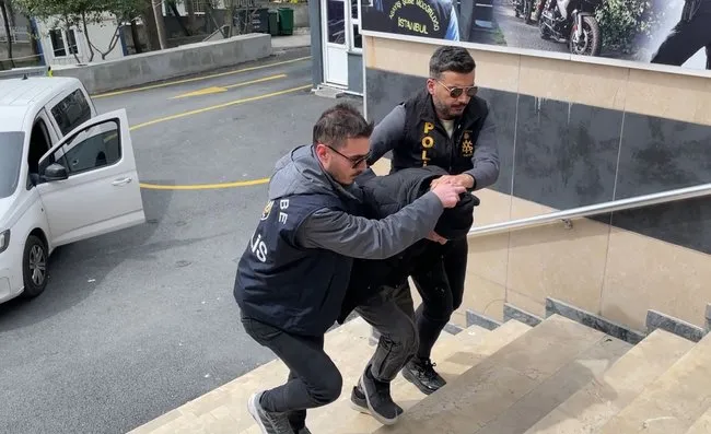 Minguzzi'nin mezarını takılıp düştüğü için tahrip etmiş! 2 Minguzzi'nin mezarını takılıp düştüğü için tahrip etmiş!