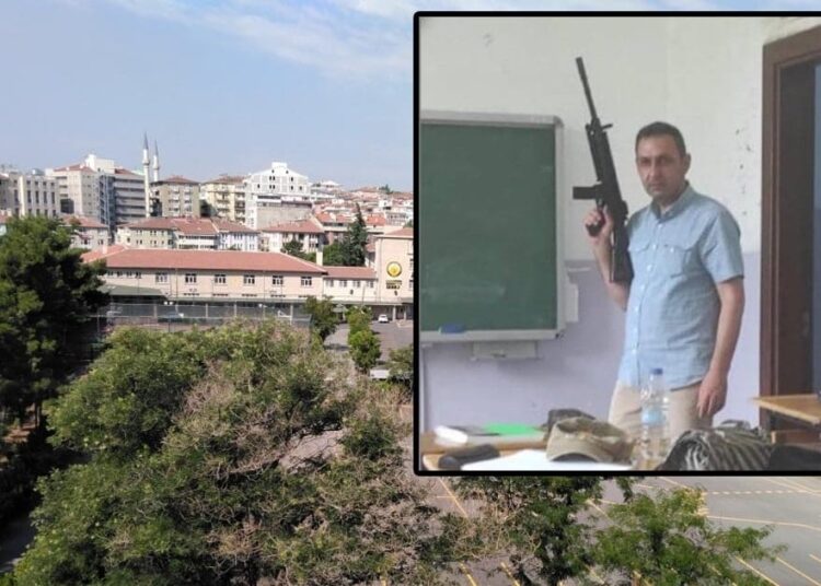 Müdür yardımcısı, sınıfta tüfekle fotoğraf çektirdi