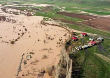 Murat Nehri taştı, tarım arazilerini su bastı