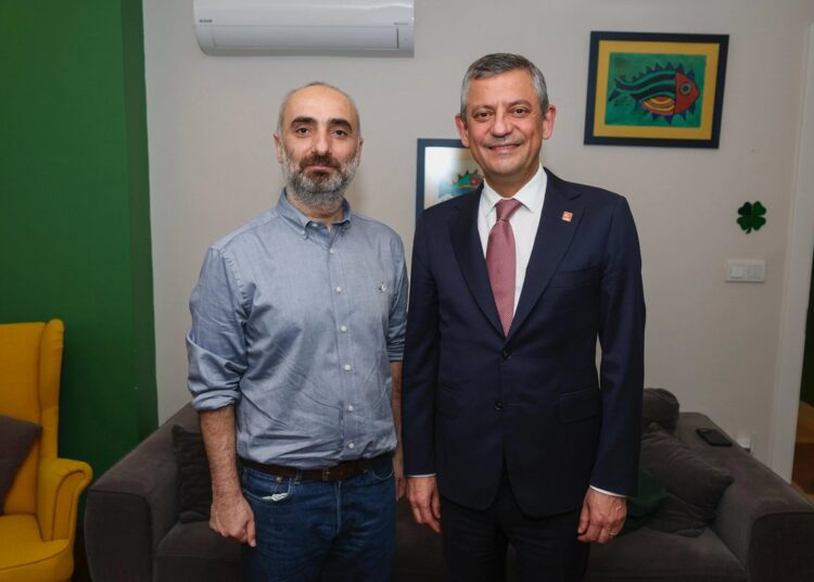 Özgür Özel'den ev hapsindeki İsmail Saymaz'a ziyaret 1 Özgür Özel’den ev hapsindeki İsmail Saymaz’a ziyaret
