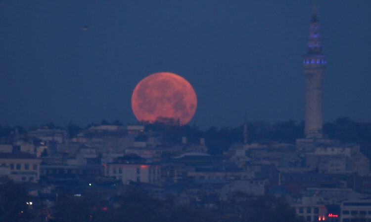 İstanbul'da 'Pembe Ay' şöleni 1 İstanbul’da ‘Pembe Ay’ şöleni