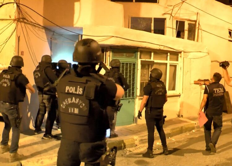 İstanbul polisinden 1 Mayıs operasyonları 1 İstanbul polisinden 1 Mayıs operasyonları