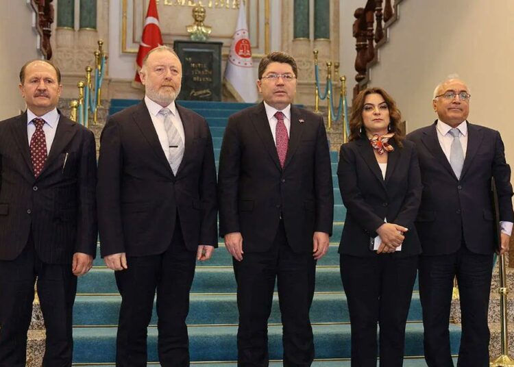 İddia: DEM Parti heyeti, Adalet Bakanı Tunç'tan AYM ve AİHM kararlarının uygulanmasını istedi 1 İddia: DEM Parti heyeti, Adalet Bakanı Tunç’tan AYM ve AİHM kararlarının uygulanmasını istedi