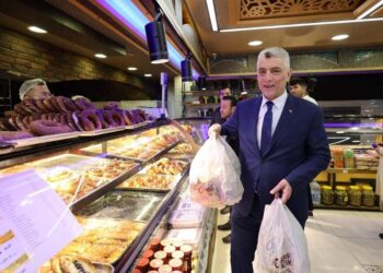 Ticaret Bakanı Ömer Bolat, boykota karşı alışveriş yaptı